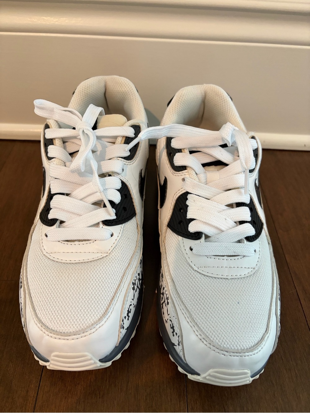 Nike Men’s White and Black Low-Top Sneakers